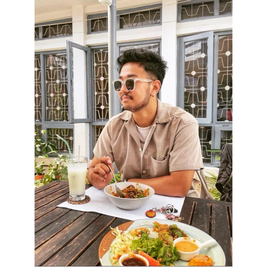 Sese Hang Limbu smiling at a caf&eacute; table